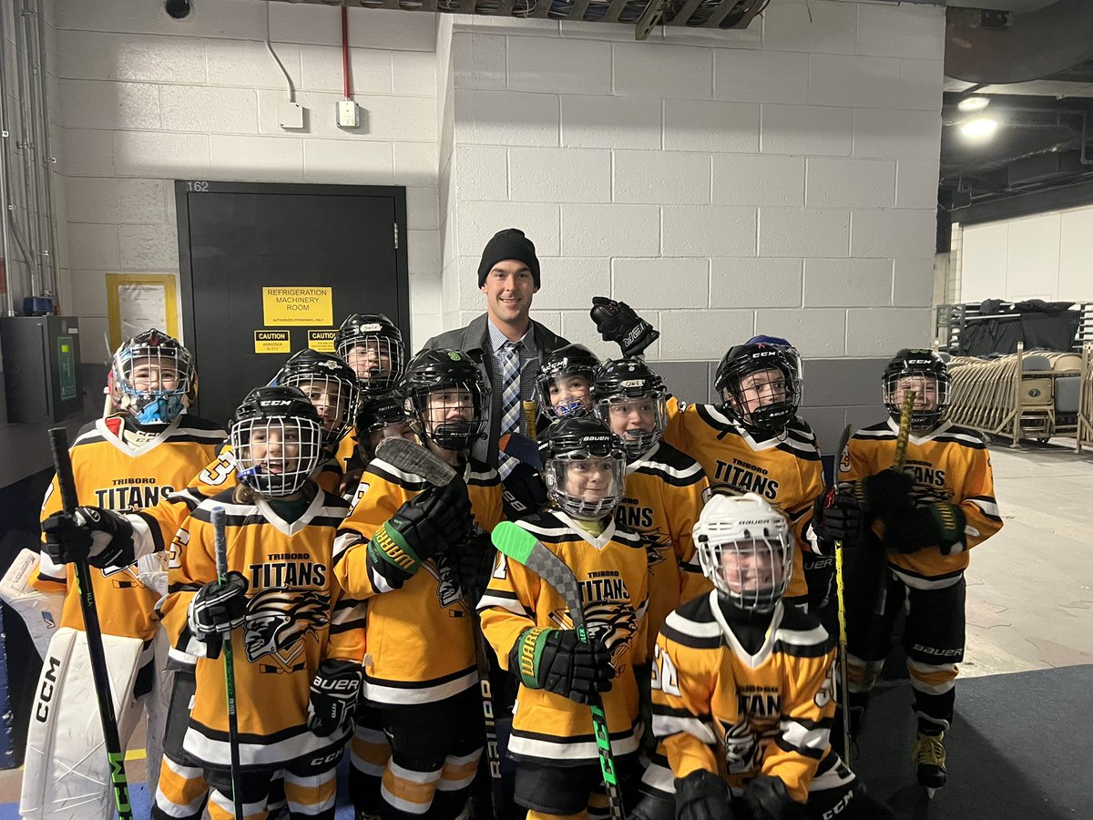 AlexanderKrums1's tweet photo. @bobbybutler87 making memories for these kids.  🙏 grateful for your influence on local youth hockey!! #weMetBobbyB #RailersHC #youthHockey 👊😎 https://t.co/YducWBuGBq