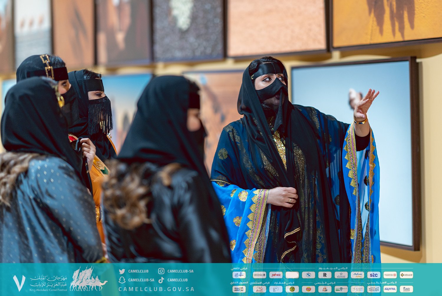 فارسات سعوديات بملابس مثيرة في مهرجان الملك عبدالعزيز للإبل