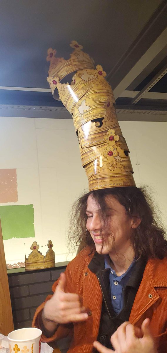 impleisque's tweet photo. Salut @BurgerKingFR , on est super fidèles et super couronnés, on a le droit à une super faveur? https://t.co/OfqEAwV6AD