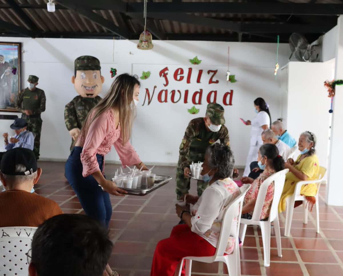 Ejercito_Div6's tweet photo. En el municipio de Mocoa #Putumayo, los soldado de #AcciónIntegral de nuestro Brigada de Selva N.º 27 realizaron una actividad recreacional dirigida a los adultos mayores del hogar geriátrico San Vicente de Paúl, con el fin de mantener la alegría de nuestros adultos mayores. https://t.co/a09i2dqrmA
