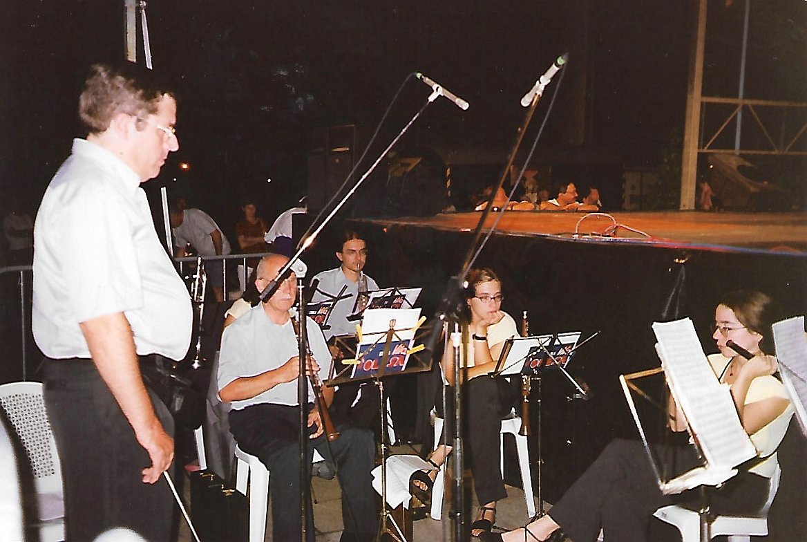 coblaviladolesa's tweet photo. 1996. La cobla segueix viatjant per Europa🇪🇺, sobretot als aplecs internacionals que organitza @Adifolk_oficial. Però no viatgem sols, i viatjant fem nous amics! Potser en reconeixeu algun? #30anysCVO #QuanElsNensEsFanGrans #amics #BonsRecords https://t.co/jyb8caPjG4