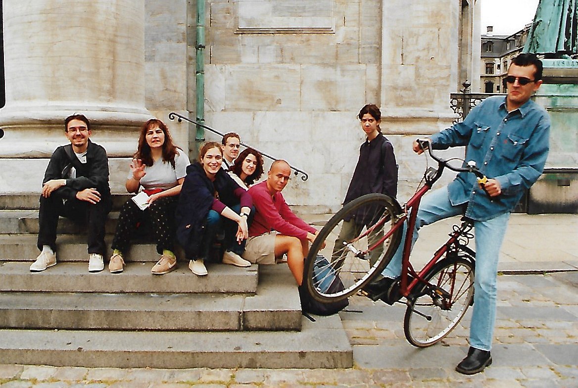 coblaviladolesa's tweet photo. 1996. La cobla segueix viatjant per Europa🇪🇺, sobretot als aplecs internacionals que organitza @Adifolk_oficial. Però no viatgem sols, i viatjant fem nous amics! Potser en reconeixeu algun? #30anysCVO #QuanElsNensEsFanGrans #amics #BonsRecords https://t.co/jyb8caPjG4