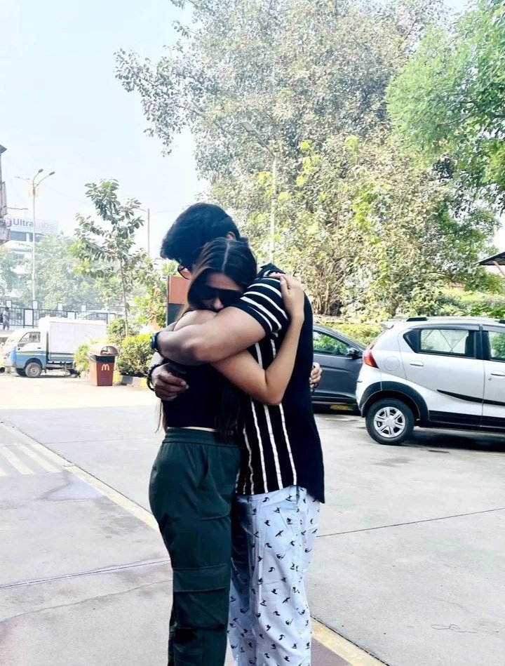 Fearlesssdiva's tweet photo. So this is the day the most beautiful soul born to become my sweet friend (long distance dost😔)
Baat tho kam karti hu mai🙈but u r my fvt person here..I don't know why but tu mere liye bohot khaas dost hai 😼 https://t.co/EjX64qa9QX