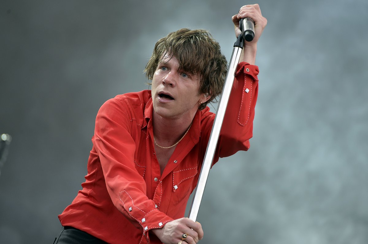 mtyrock's tweet image. Arrestan a Matt Shultz cantante de Cage the Elephant, esto sucedió en la ciudad de Nueva York, fue acusado de delito grave de posesión de armas.

#mattshultz #cagetheelephant