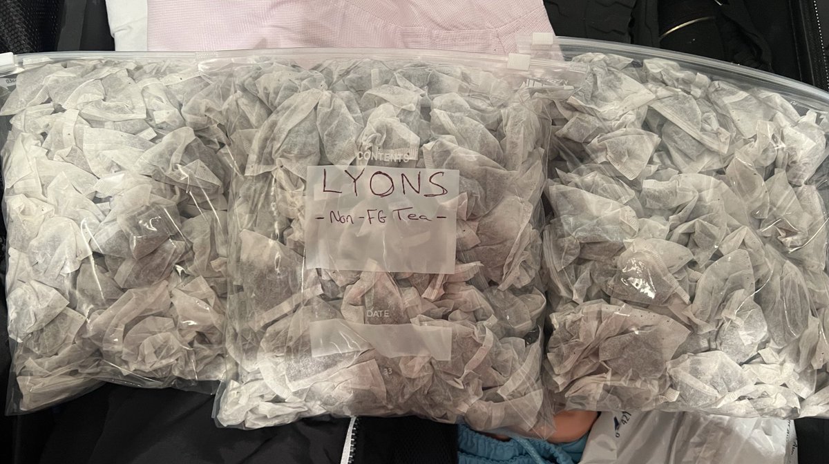 Quality @lyons_tea being packed for the republican 🇮🇪 community in #Brussels! DM me if you need a few bags. 

Also #biodegradeable too to keep our Green colleagues happy ♻️