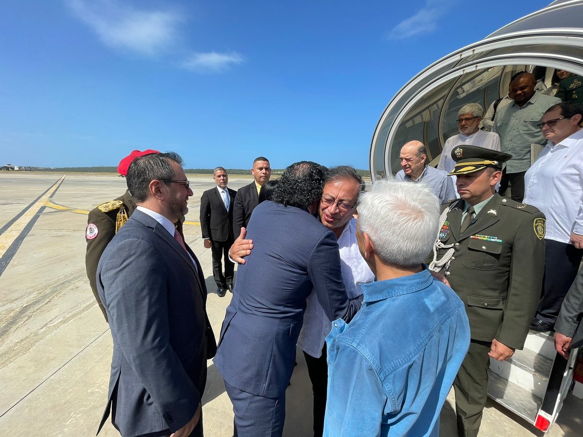 AABenedetti's tweet photo. Acaba de aterrizar en Caracas el presidente @petrogustavo https://t.co/KNJBxzkbZp