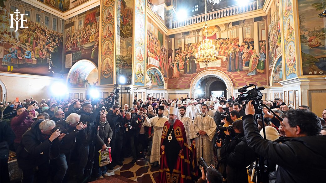 Epifaniy's tweet photo. Звершили урочисте богослужіння з нагоди Різдва Христового в Успенському соборі Києво-Печерської Лаври, де лунали молитовні прохання за воїнів, які захищають Україну, за владу і наш народ та за спокій душ усіх полеглих оборонців Батьківщини й мирних жителів. https://t.co/SxVWvR3rQk