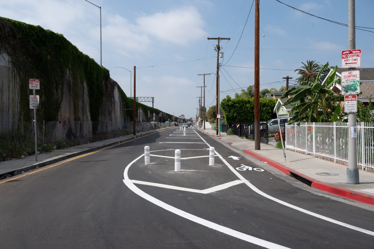 LADOTofficial's tweet photo. Last year, as part of our goal to build a sustainable transportation system in Los Angeles, we installed protected bike lanes around the city like this 1.69 mile on Grand Ave between 59 Pl and 84 St. Take a look! #LADOT #BikeLA #MovingLAForward https://t.co/WTRK00aEer