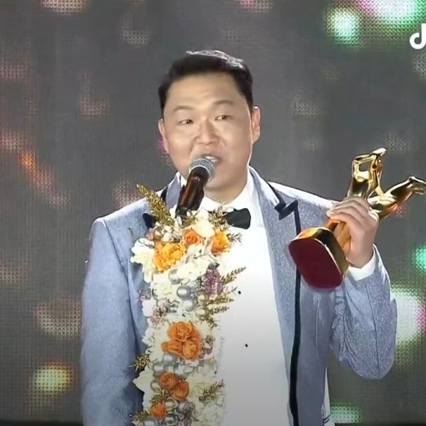 — PSY mencionó a #SUGA en su discurso de aceptación al premio "Best Digital Song" con 'That That'

🧑: "Quiero agradecer a quien vino a mí, el me preguntó si podía producir y colaborar conmigo en la canción que era ‘That That’, realmente ha sido un gran honor, así que gracias (+)