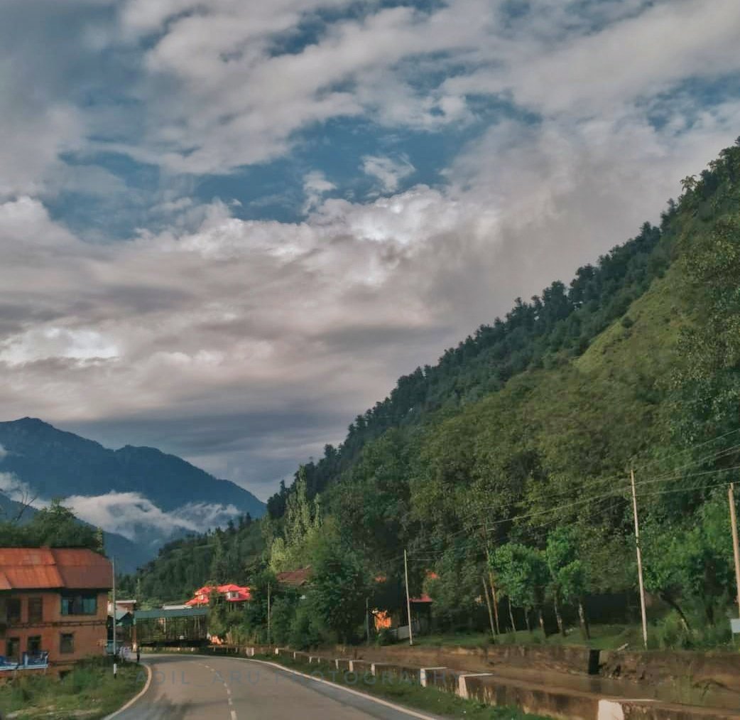 adil_aru1's tweet photo. Driving through nature..
.
#naturelovers #NaturePhotography #travelphotography #natgeo #Himalayas https://t.co/vEJizPPfn0