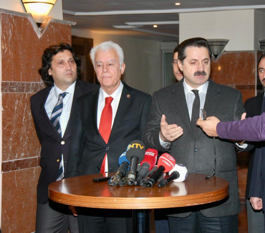 Çalışma bakanlığında Uzun yıllar basın müşavirim olarak  çalıştığım Kayhan Ünal kardeşimin vefatından derin üzüntü duydum.
Her ölüm erkendir belki, ama bu genç yaştaki ölüm ailesi,çalışma arkadaşlarını  hepimizi sarstı
Makamın cennet olsun kardeşim sevenlerine sabırlar diliyorum