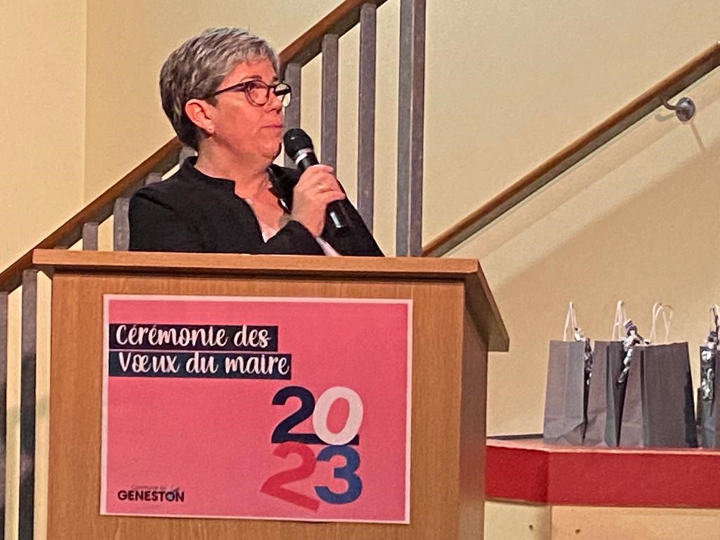 Michel_MENARD's tweet photo. Plaisir de retrouver Karine Paviza ce soir pour échanger nos vœux avec les habitantes et habitants de #Geneston. L’occasion de rappeler la mobilisation du Département pour aider les projets des communes de #LoireAtlantique. #BonneAnnée2023 ! https://t.co/0lnMeJMQkU