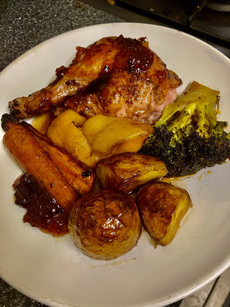 tantrictrevbbq's tweet photo. Baharat spice rub, quince jelly on this bbq chicken. #bbqchicken #quincejelly #winterbbq #roasties #baharatspice #homebbq #yellowpepper #brocolli #glazedcarrot https://t.co/xSbLZboAF5