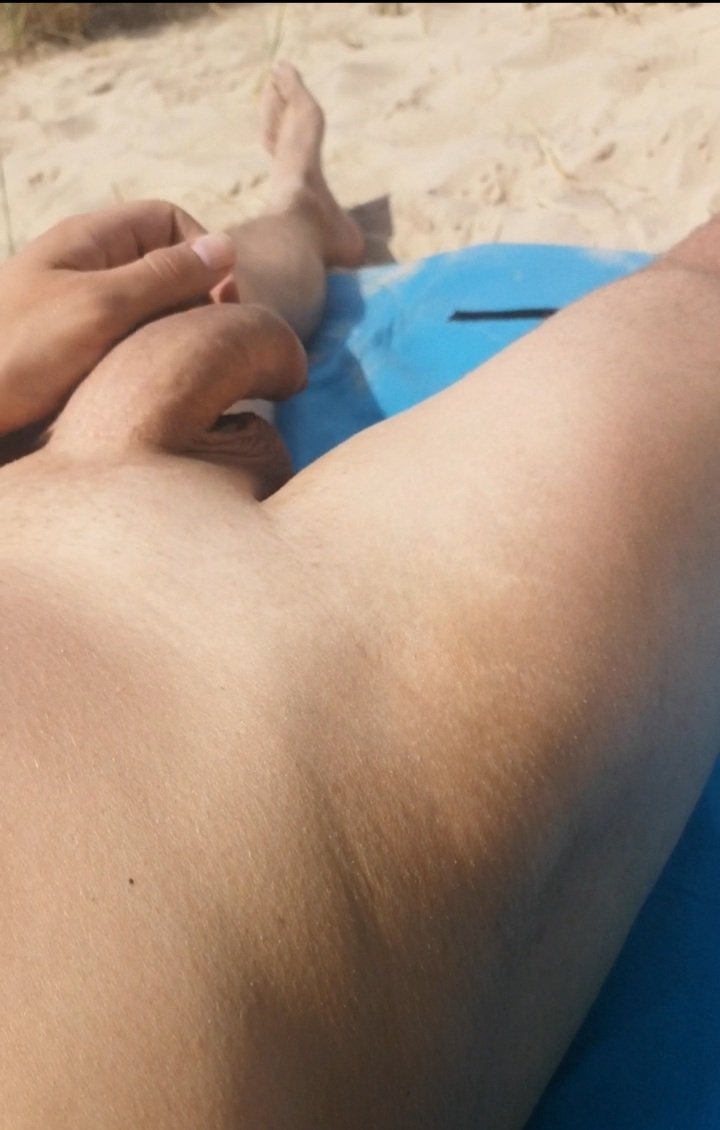 On rainy days like this I really miss the beach.
#nudebeach #naturism #NaturistLifestyle #nudist #smooth