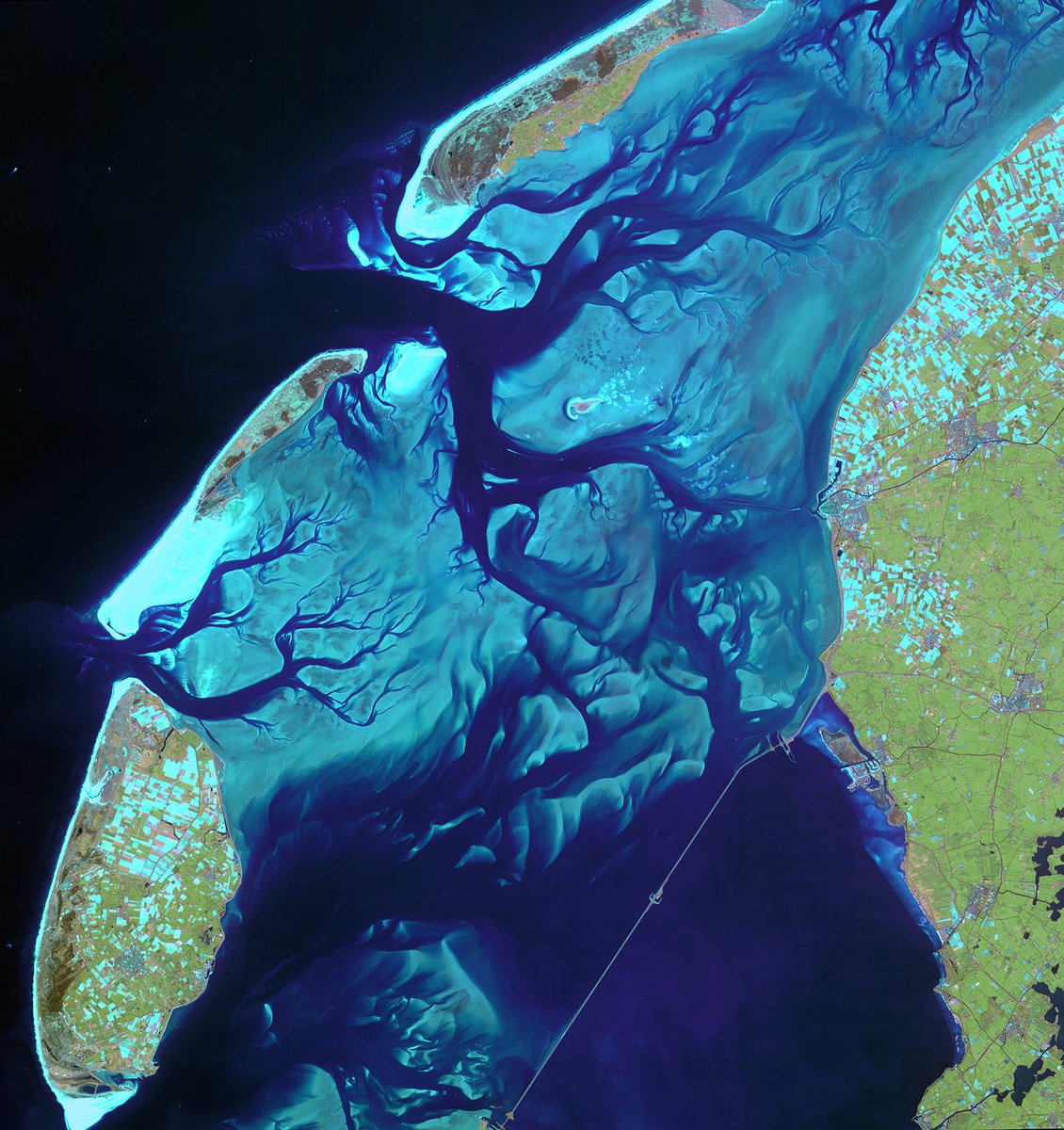 rubenivangaalen's tweet photo. Ever-moving sandbanks in the Wadden Sea in the north of the Netherlands. Declared a @UNESCO World Heritage Site in 2021, this unique region is one of the largest wetlands in the world. @ESA_EO  https://t.co/tqtqjrJZv7 https://t.co/Cu7FDWXf4k