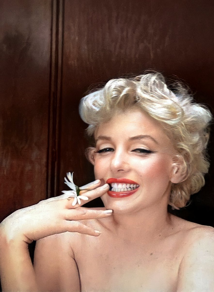 MarilynDiary's tweet image. Marilyn Monroe photographed by Cecil Barton in 1956.