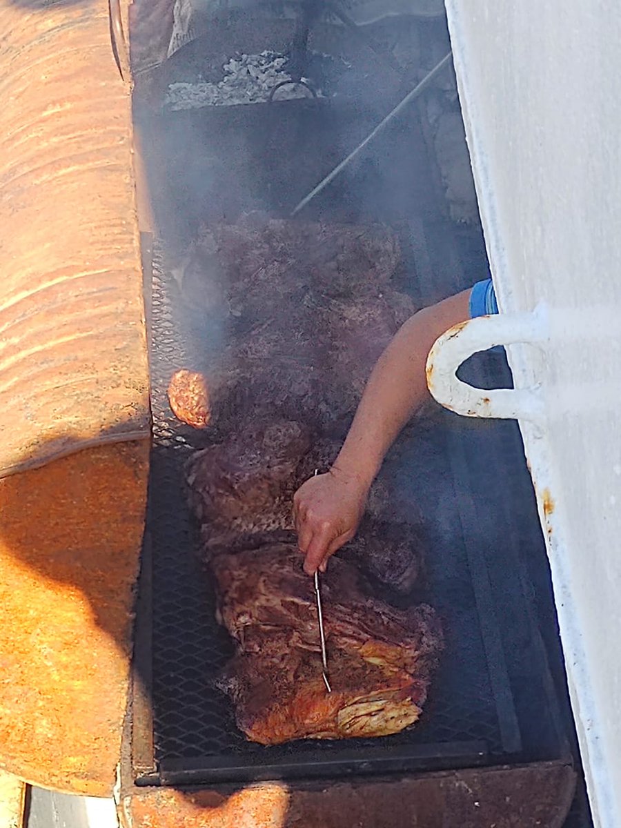 GABurgosOk's tweet photo. 🚢En los barcos también hay asado, lo que sostiene mi parecer de que el marino🇦🇷 es, en verdad, un gaucho embarcado.
🔥Sin los fuegos patagónicos de #Mallmann ni las parrillas de #Petersen el cocinero Mario, a 350 km de la costa, establece la magia
#asadoargentino #grill #meat https://t.co/AmYRfKolcn