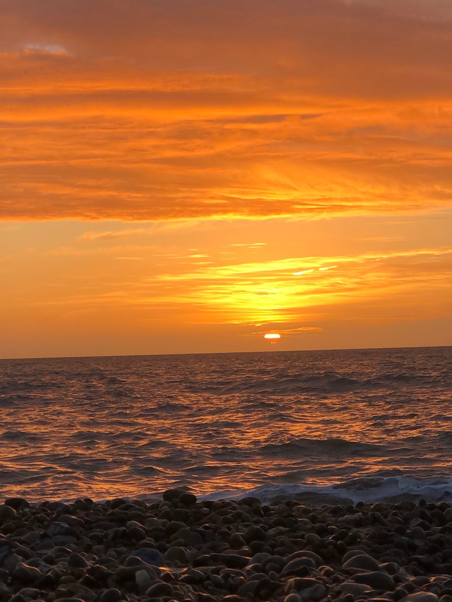 WobblyWick's tweet photo. #sunset #walberswick #suffolksecrets #wobblywick #seasidecottages ๐๐
โ๏ธ https://t.co/CCo8O2rKjF