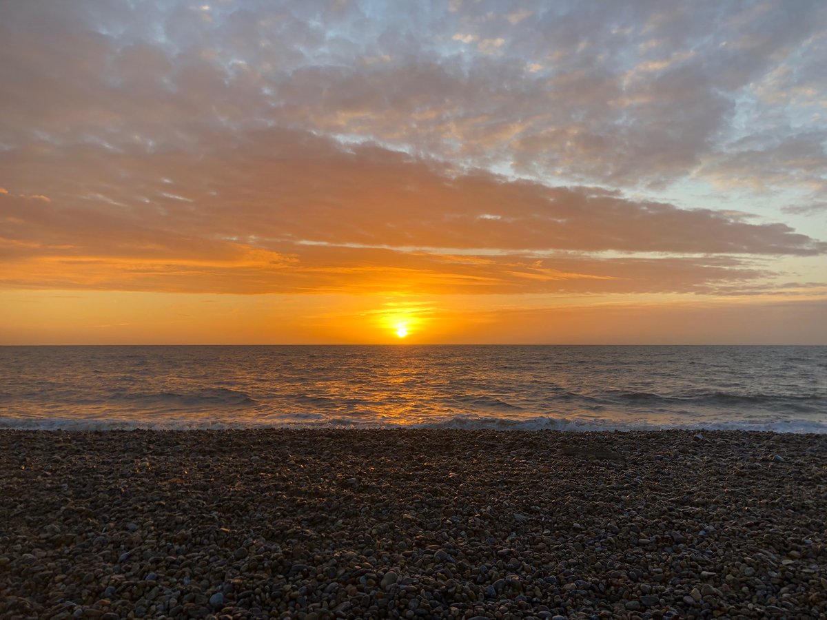 #sunset #walberswick #suffolksecrets #wobblywick #seasidecottages 🌊🌅☀️