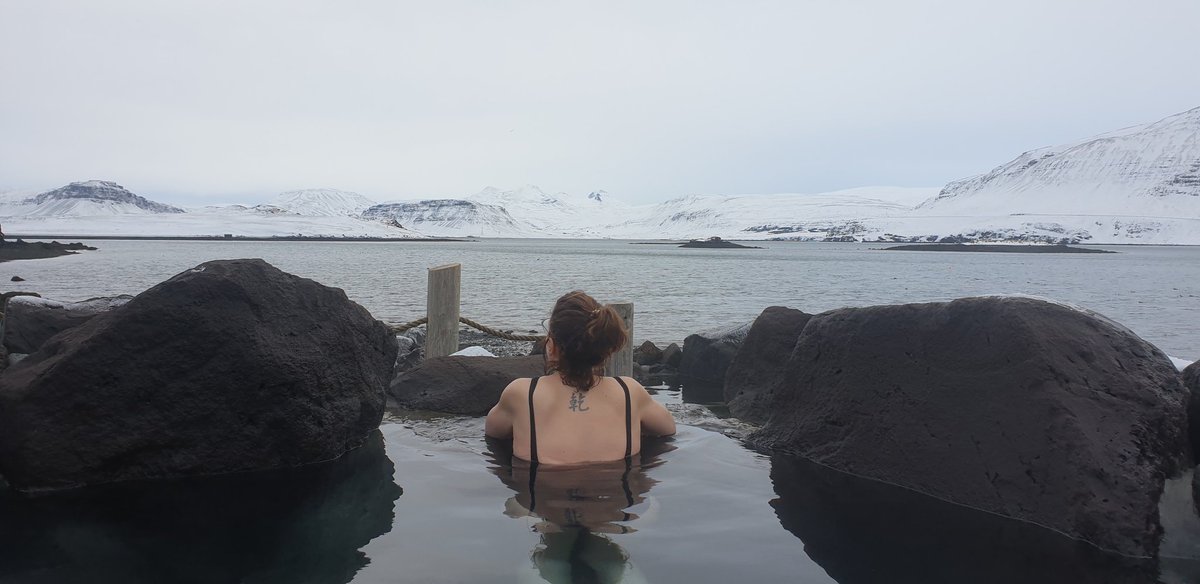 Warum ich Ísland so liebe. Entspannen in den Hvammsvík Hot Springs. Næs.