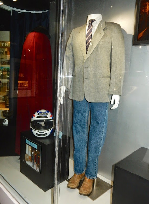 Celebrate #JeremyRenner's birthday with his movie costumes from the #Avengers movies, #HanselAndGretelWitchHunters #AmericanHustle and #KillTheMessenger on display bit.ly/3vJVsD9