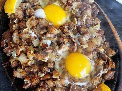 foooodtales's tweet photo. Sisig #Sisig #Pork #Philippines #FilipinoFood https://t.co/nM7BiHo3Ns