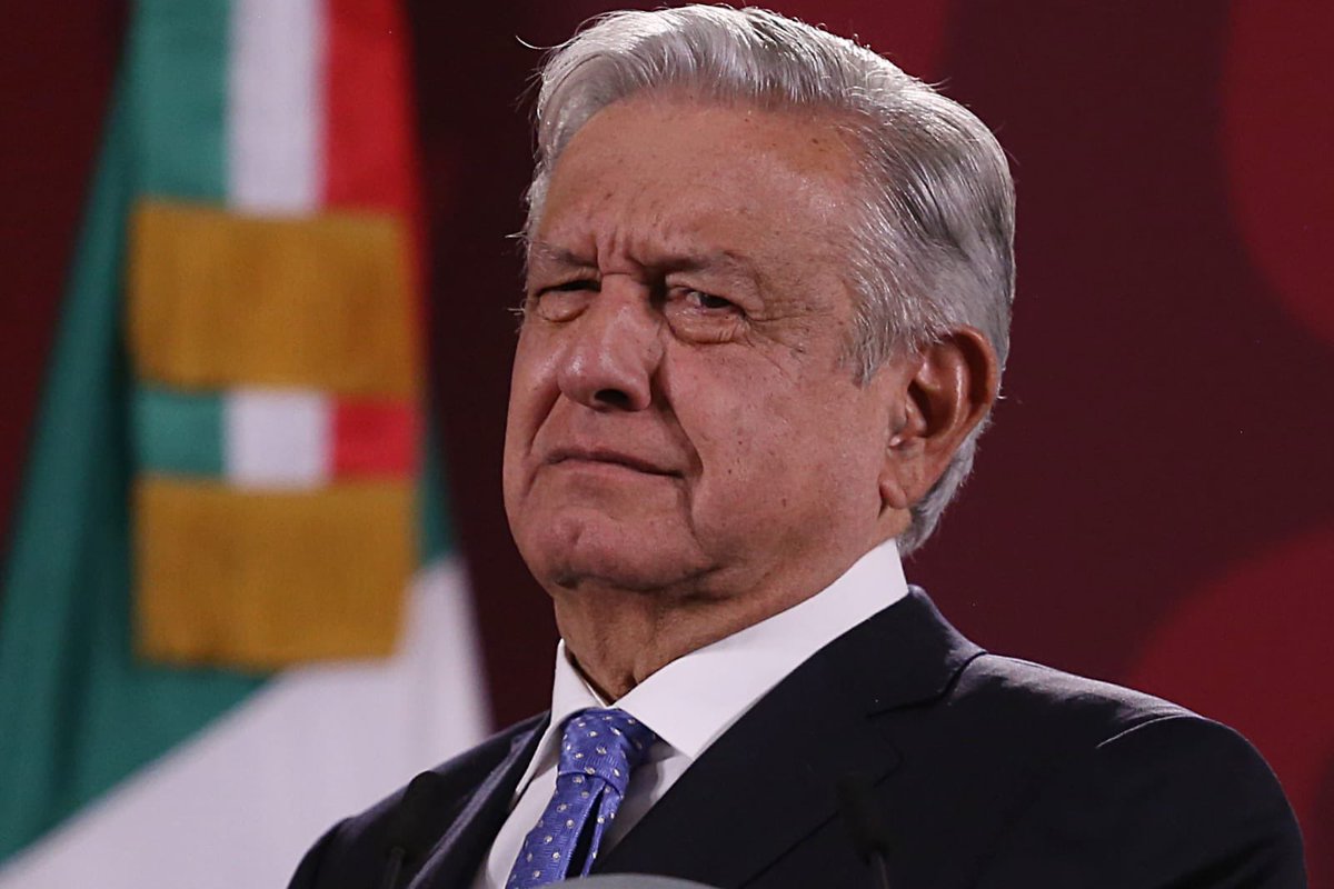 TereValeMX's tweet photo. Más de 4 horas y no aparece la jefa de gobierno ni el presidente. Ella dando una conferencia ¿magistral? con el pomposo título “Políticas exitosas en la CDMX” . Eso es falta de responsabilidad y de empatía. https://t.co/uK6XNZMVyo