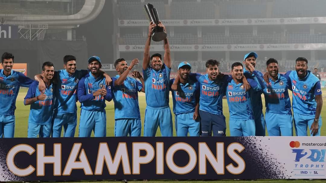azharuddin_123's tweet photo. भारत ने श्रीलंका को हराकर दो मैचों की श्रृंखला 2-1 से जीता राजकोट में सूर्यकुमार यादव ने श्रीलंकाई गेंदबाजों की उड़ाई धज्जियां, सूर्य कुमार यादव ने 45 गेंदों ��र लगाया साल 2023 का पहला टी-20 शतक
112* रन 51 गेंद
7 चौके 9 छक्के
219 का स्ट्राइक रेट  #suryakumaryadav 
 #INDvsSL https://t.co/07zHaMs1Pe