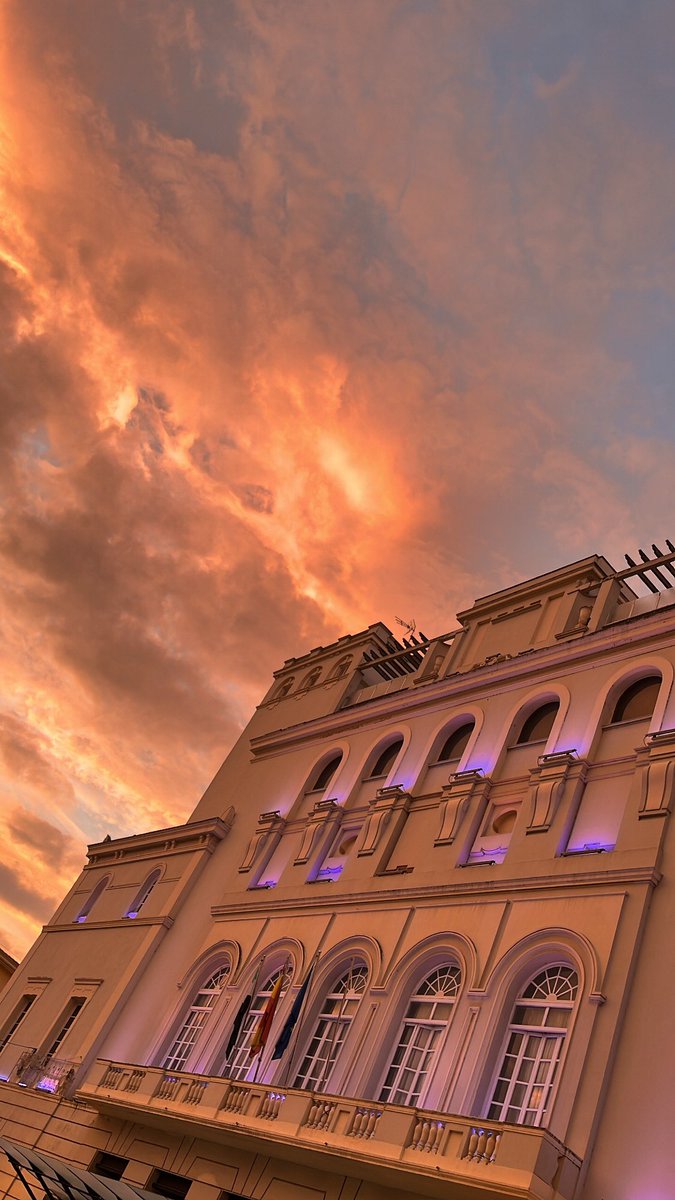 De esta mañana, el cielo de Badajoz a juego con el teatro. Se acerca el Carnaval
