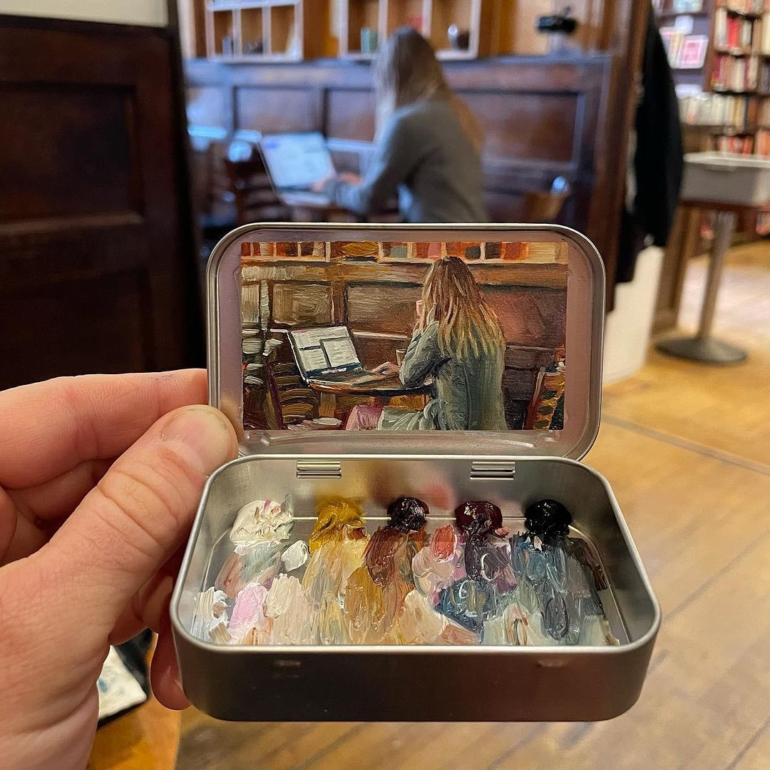 JamesLucasIT's tweet photo. remington robinson crea dei capolavori in miniatura dipingendo paesaggi bucolici statunitensi all'interno di scatolette di latta per mentine https://t.co/7SQ3XA2B3a