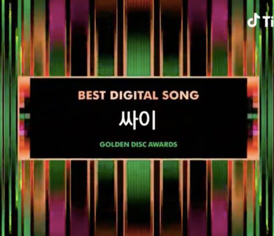 UniversBTS_'s tweet photo. 📍Parabéns à PSY &amp; SUGA por ganhar ‘Melhor Canção Digital’ Bonsang com ‘That That’ no Golden Disc Awards! 👑💜 https://t.co/4M7tjV2pGS