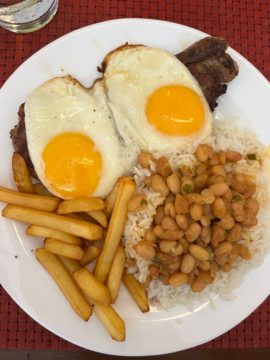 chefdangalhardo's tweet photo. Arroz, Feijão, Bife, 2 Ovos e Batata.

Correto? https://t.co/kjSqVpvTlz