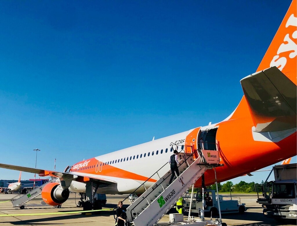 aeroTELEGRAPH's tweet photo. It‘s hard to imagine today but when Easyjet was launched in 1995 it operated a fleet of Boeing 737s. The first Airbus was introduced in 2003.
——————————⠀
✈️ Airbus A320
🏢 Easyjet 🇬🇧
🌏 Berlin 🇩🇪 
——————————⠀
#airbus #a320 #ber #berlinairport #gate @easyjet #aviation #avge… https://t.co/ijnthlIEgO