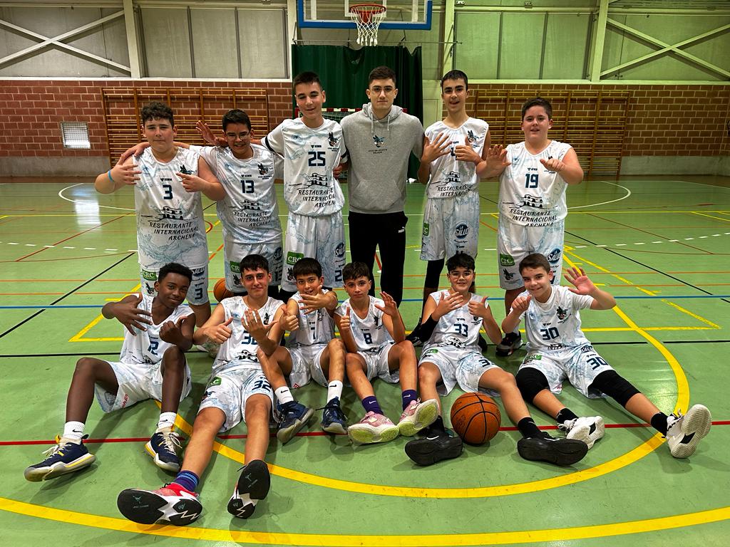 📌 Victoria 📌

Nuestros chicos del #RestauranteInternacional Infantil han completado una mañana fantástica para conseguir la victoria frente a @CB_Molina con un marcador de 1️⃣7️⃣ a 6️⃣8️⃣.

¡Enhorabuena!

💙🤍
#LaSaludEsLoPrimero
<a href="/DeportesArchena/">archenadeportes</a>
