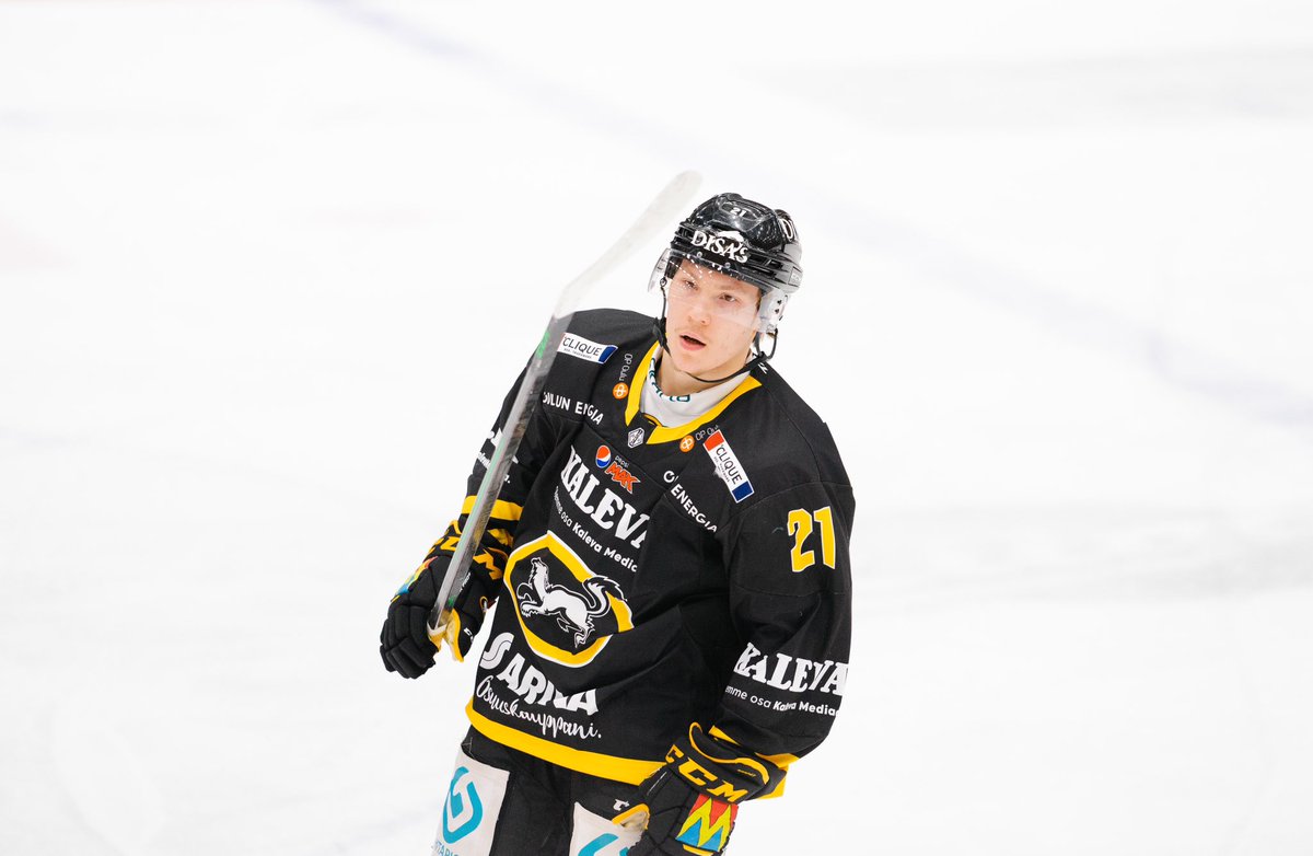 karpatu20's tweet photo. Tänään mentiin taas vähän pidemmän kaavan kautta 👉 kovan taistelun päätteeksi lisäpiste jäi Ouluun! 😎🔥

#Kärpät #KärpätU20 https://t.co/7OdbPWMWq1
