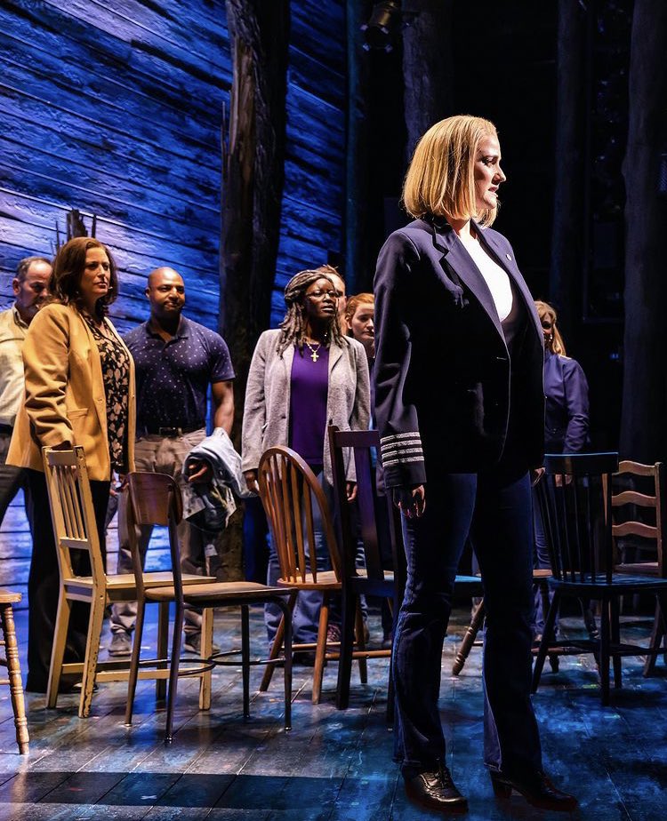 TeamAliceFearn's tweet photo. Difficult day with difficult decisions, but I’m wishing the cast of @ComeFromAwayUK an amazing closing night and sending an extra amount of appreciation to our Queen @alice_fearn - and thanks to you guys for the support 💙💛🌎🌏🌍 https://t.co/c2ThHpXzWL