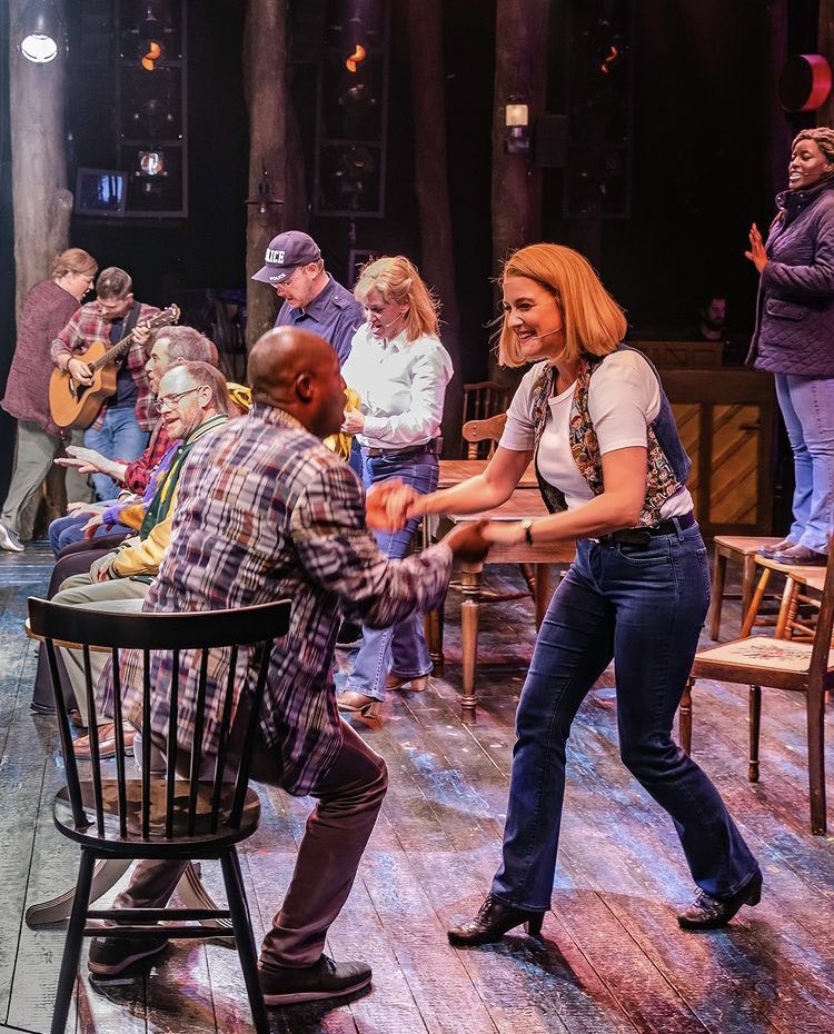 TeamAliceFearn's tweet photo. Difficult day with difficult decisions, but I’m wishing the cast of @ComeFromAwayUK an amazing closing night and sending an extra amount of appreciation to our Queen @alice_fearn - and thanks to you guys for the support 💙💛🌎🌏🌍 https://t.co/c2ThHpXzWL