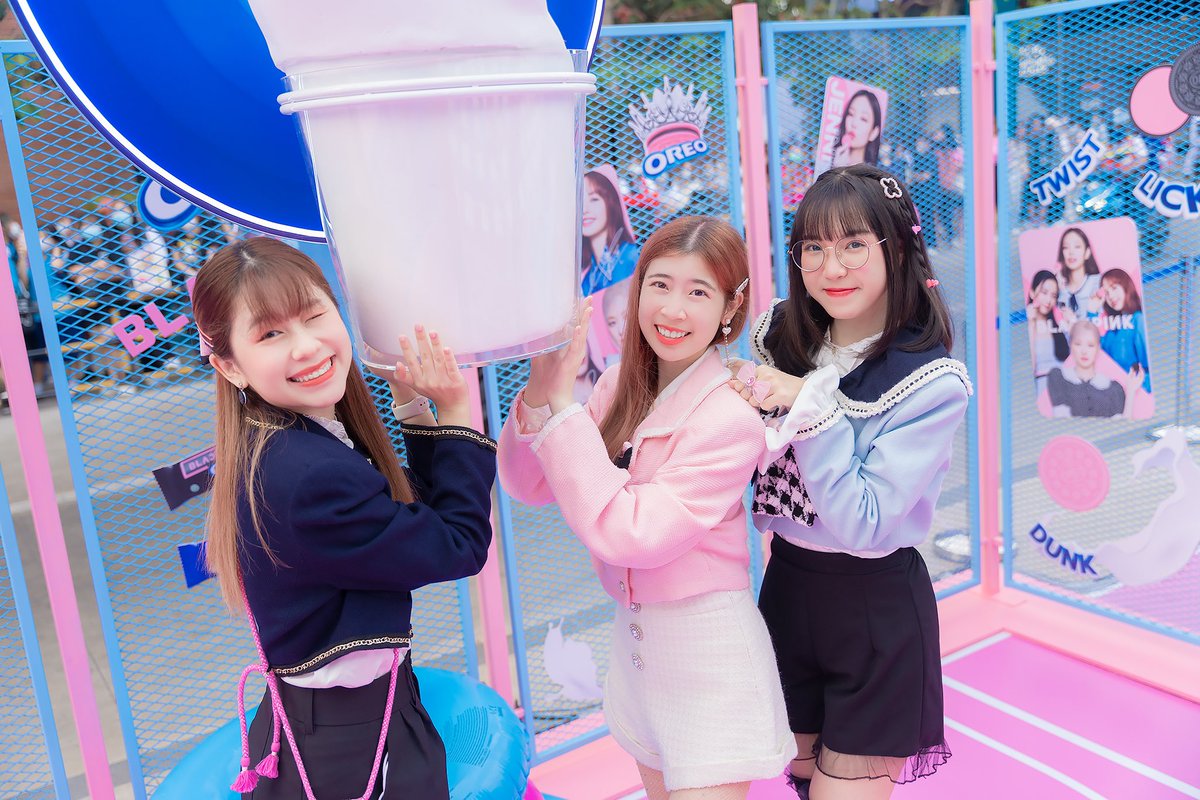 GroovinmanMusic's tweet photo. ขอบคุณทาง Oreo ที่เชิญน้องๆ มุกคิตแคตไหม เข้าร่วมงานเปิดตัวโฆษณา Oreo x Blackpink ที่ Siam Square ในครั้งนี้นะคะ 💙🖤💗

ใครยังไม่ได้ลองชิม สามารถหาซื้อตามร้านสะดวกซื้อชั้นนำทั่วไปได้แล้ววันนี้ 🤤 อย่าลืมรีบไปสะสมการ์ดกันน้า ✨

#OreoBlackpink #OreoBlackpinkTH
#MookKidcatMai https://t.co/EiDuLki0UF
