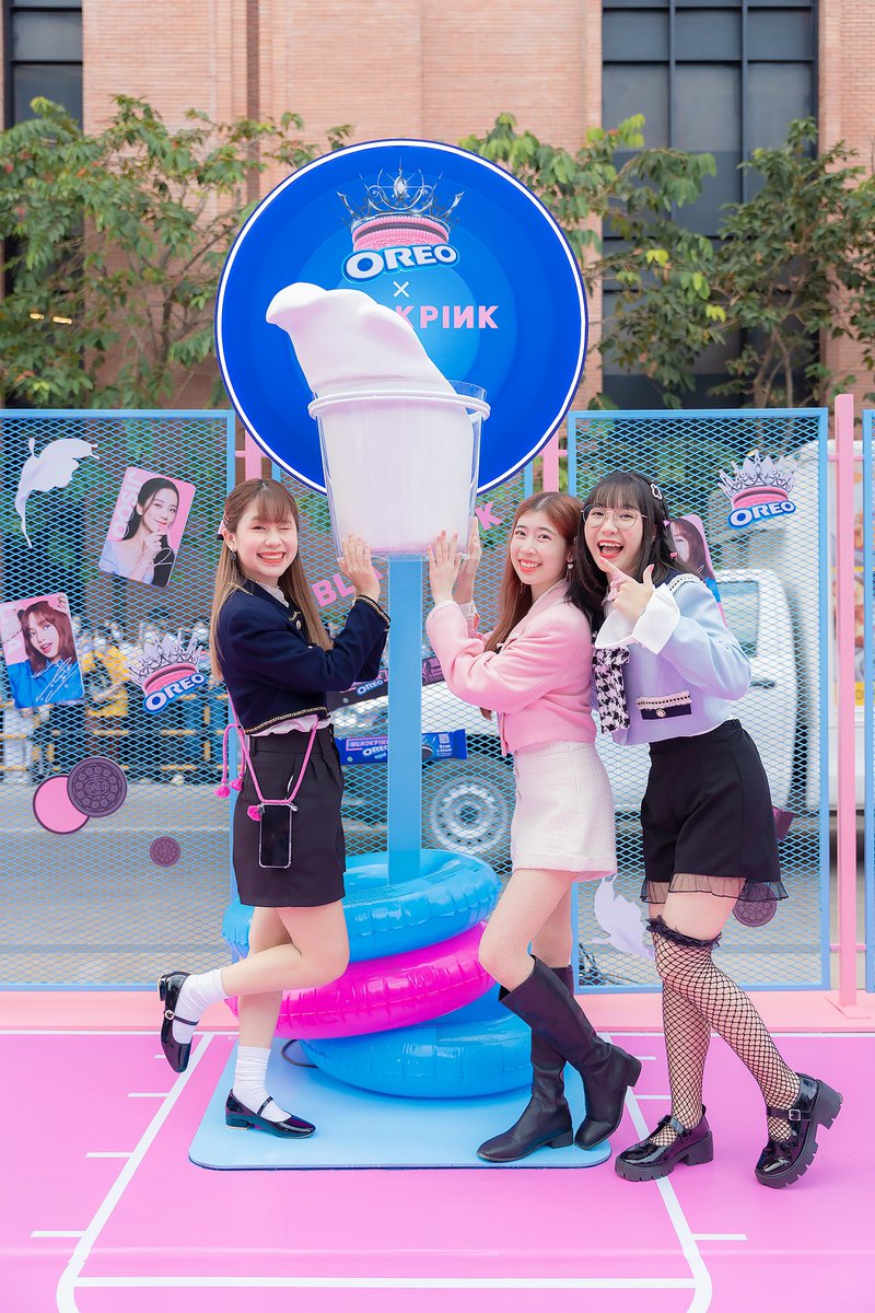 GroovinmanMusic's tweet photo. ขอบคุณทาง Oreo ที่เชิญน้องๆ มุกคิตแคตไหม เข้าร่วมงานเปิดตัวโฆษณา Oreo x Blackpink ที่ Siam Square ในครั้งนี้นะคะ 💙🖤💗

ใครยังไม่ได้ลองชิม สามารถหาซื้อตามร้านสะดวกซื้อชั้นนำทั่วไปได้แล้ววันนี้ 🤤 อย่าลืมรีบไปสะสมการ์ดกันน้า ✨

#OreoBlackpink #OreoBlackpinkTH
#MookKidcatMai https://t.co/EiDuLki0UF