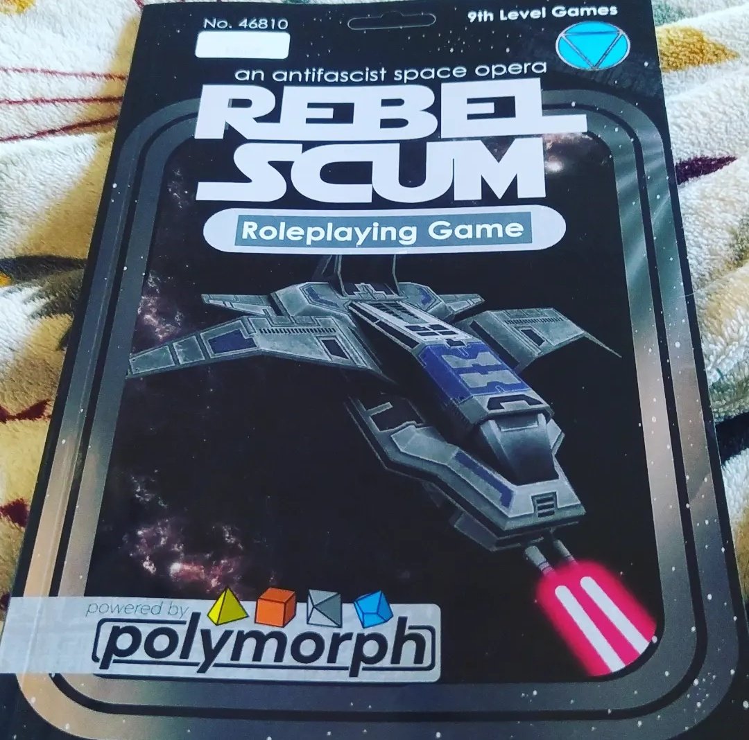 Hacia mucho tiempo que un juego de rol no me sacaba sonrisas a medida que lo leía.
Es tan descarado que solo puedes aplaudirlo.