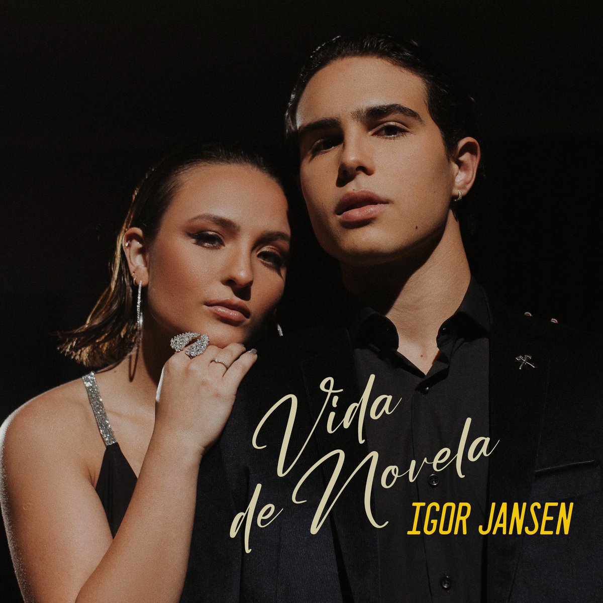 Com vocês: a capa da minha nova música “Vida de Novela”. A música sai dia 13/01, às 00h e o clipe às 11h. Pre-save já disponível com surpresa pra vocês! <a href="/larimanoela/">Larissa Manoela 🌟</a> <a href="/sonymusicbrasil/">Sony Music Brasil</a> 

Pré Safe ! 
SMB.lnk.to/PreSaveVidaDeN…