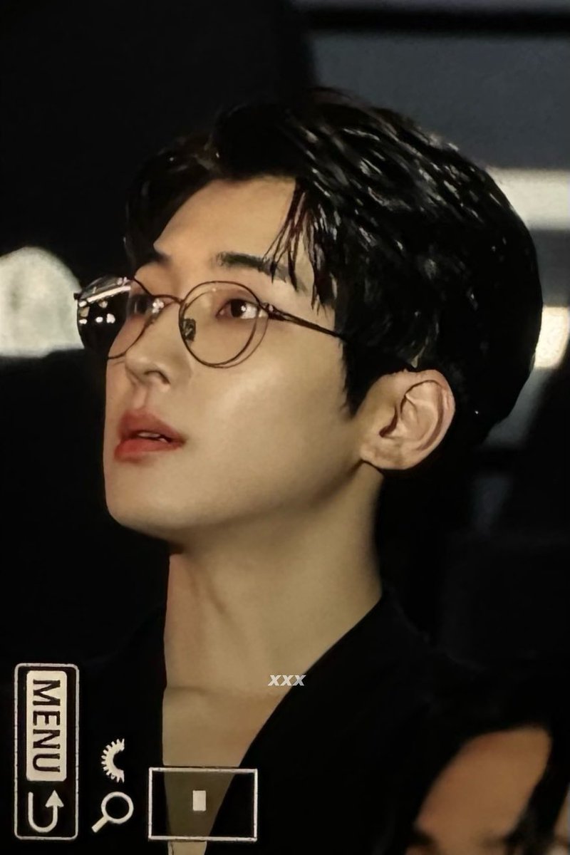 아.흑발안경깐머 진심너무좋와서 헛구역질나옴