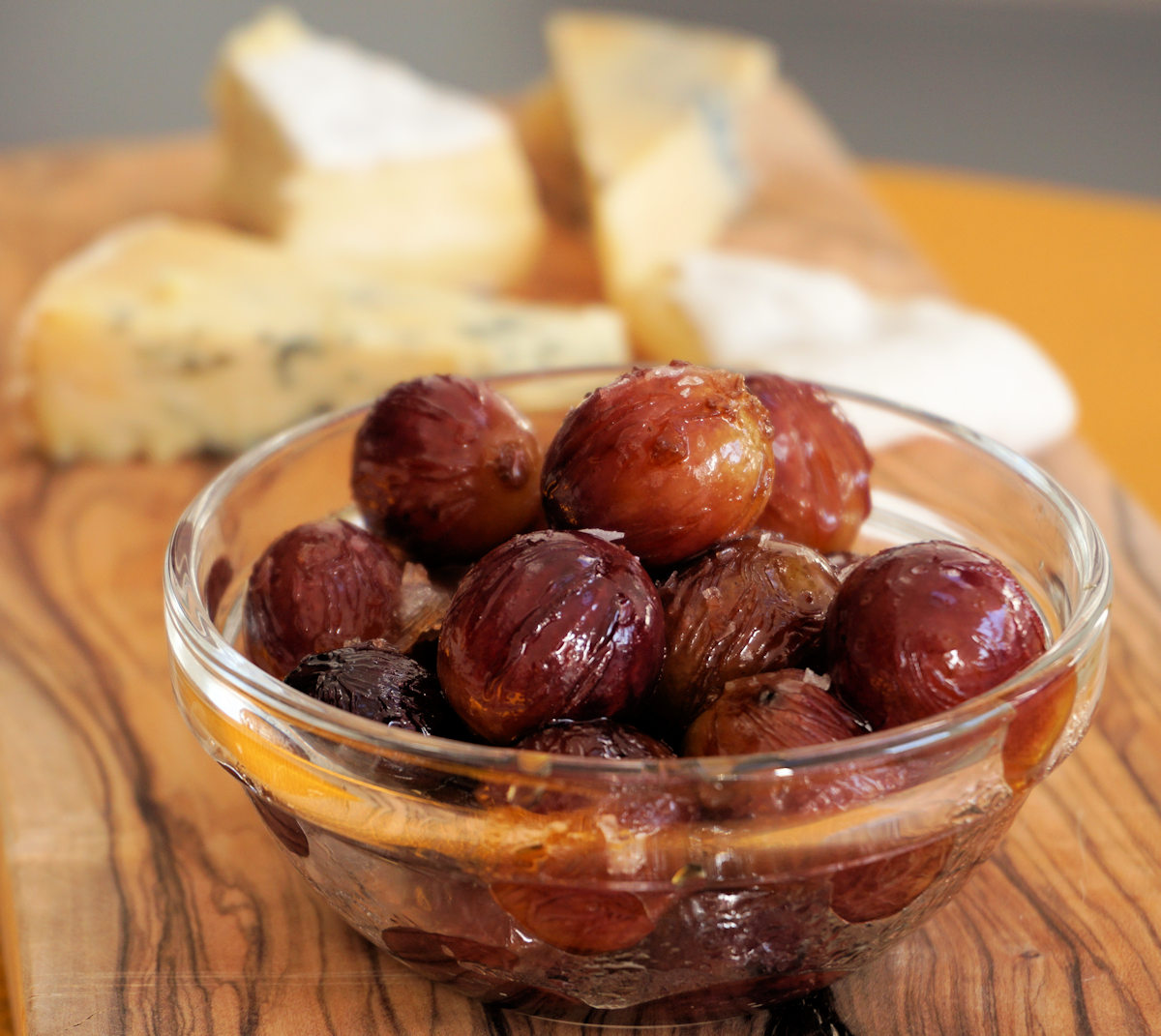 cuisine_fiend's tweet photo. The best addition to a cheese board: roasted grapes https://t.co/krC80vAP4u https://t.co/OwgRBJm5Wc