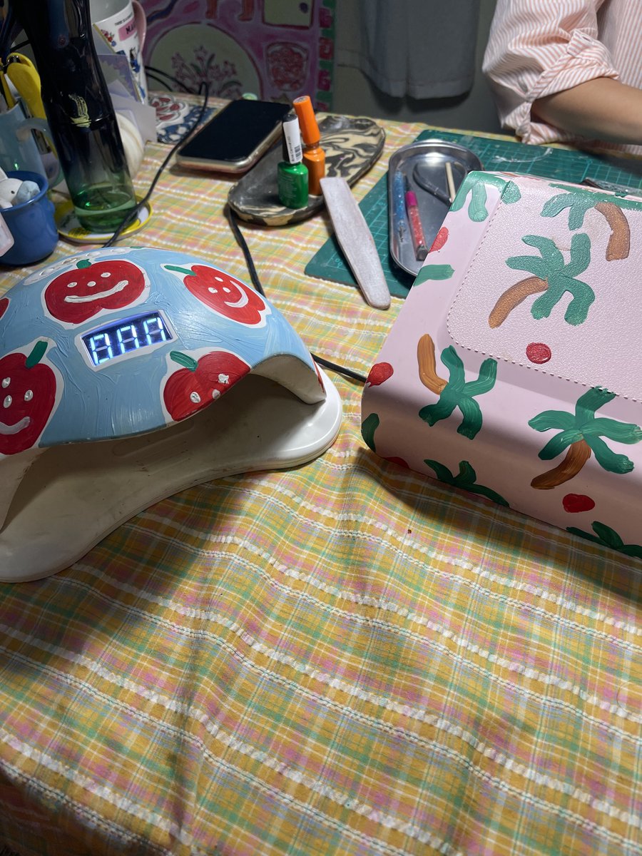 ร้านทำเล็บ no.1 ในดวงจุย the3rd. daughter_ nail สายคัลเลอร์ฟูล คัลเลอร์ใจต้องไปจองคิวทำด่วน ๆ เราบรีฟแค่ว่า ชอบสีสันแค่นั้นเลย แล้วพี่เค้าออกแบบให้ทุกอย่าง ชอบมาก <3 😳👀💖