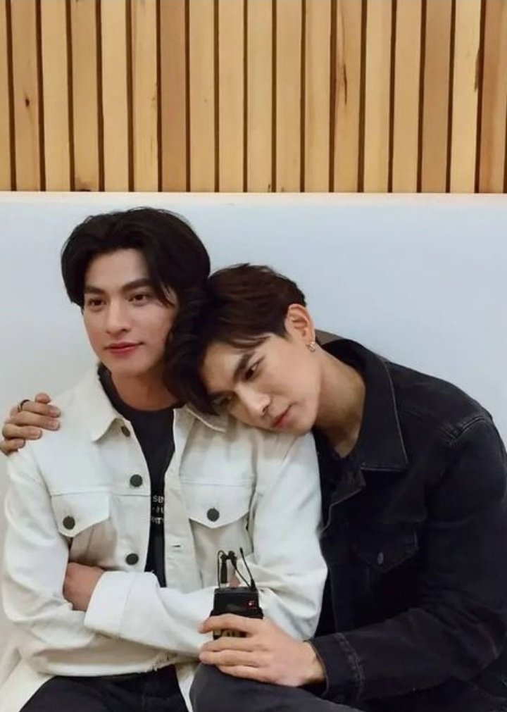 Roseforyou4ever's tweet photo. Mew's comfort zone🌻
Gulf's safest place🌞
Miss them so much,i love you both forever😘🌹
@MSuppasit #mewsuppasit 
@gulfkanawut #GulfKanawut 
#WaanjaiMewGulf 
#pctto https://t.co/02wdK51p1v