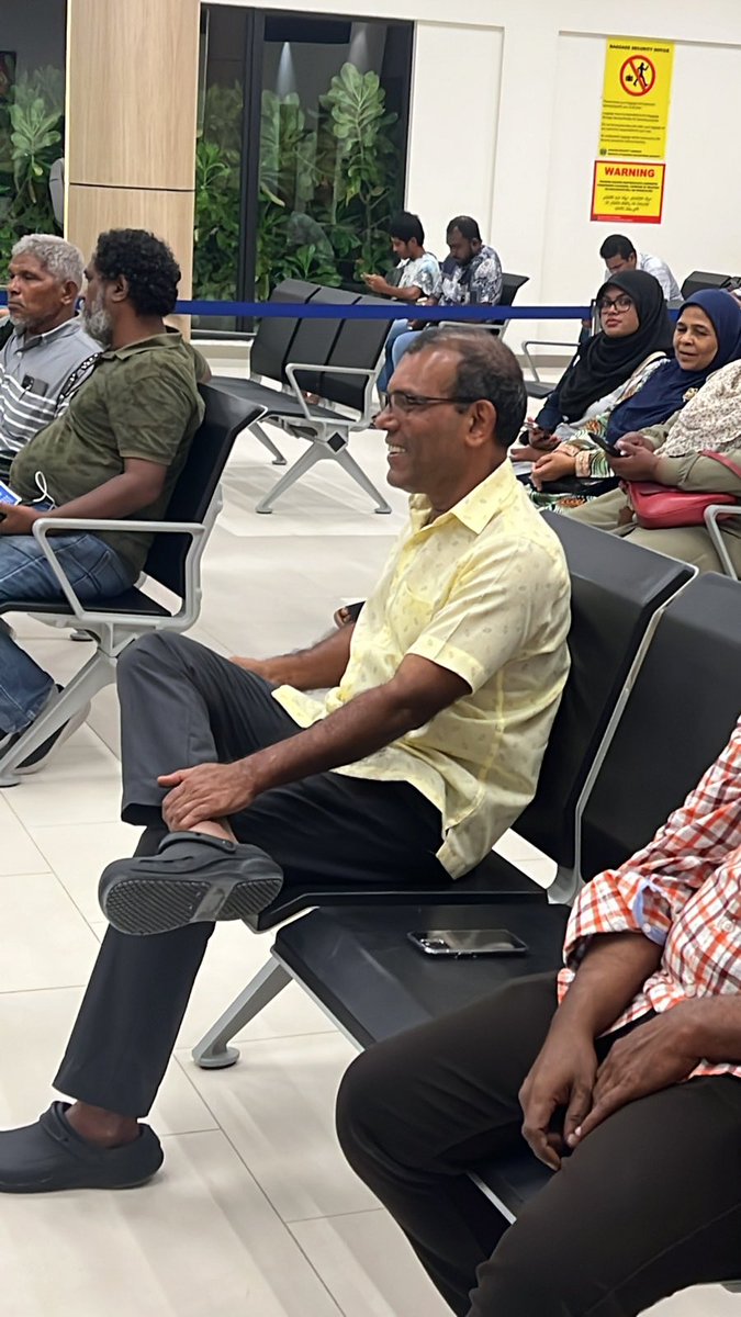 umaymohamed's tweet photo. I can’t believe he’s sitting down, ladies and gentlemen a very rare pic, Raees Nasheed sitting down😀💛 #Anni2023 #FikureggeDhirun https://t.co/yhETotQXxO