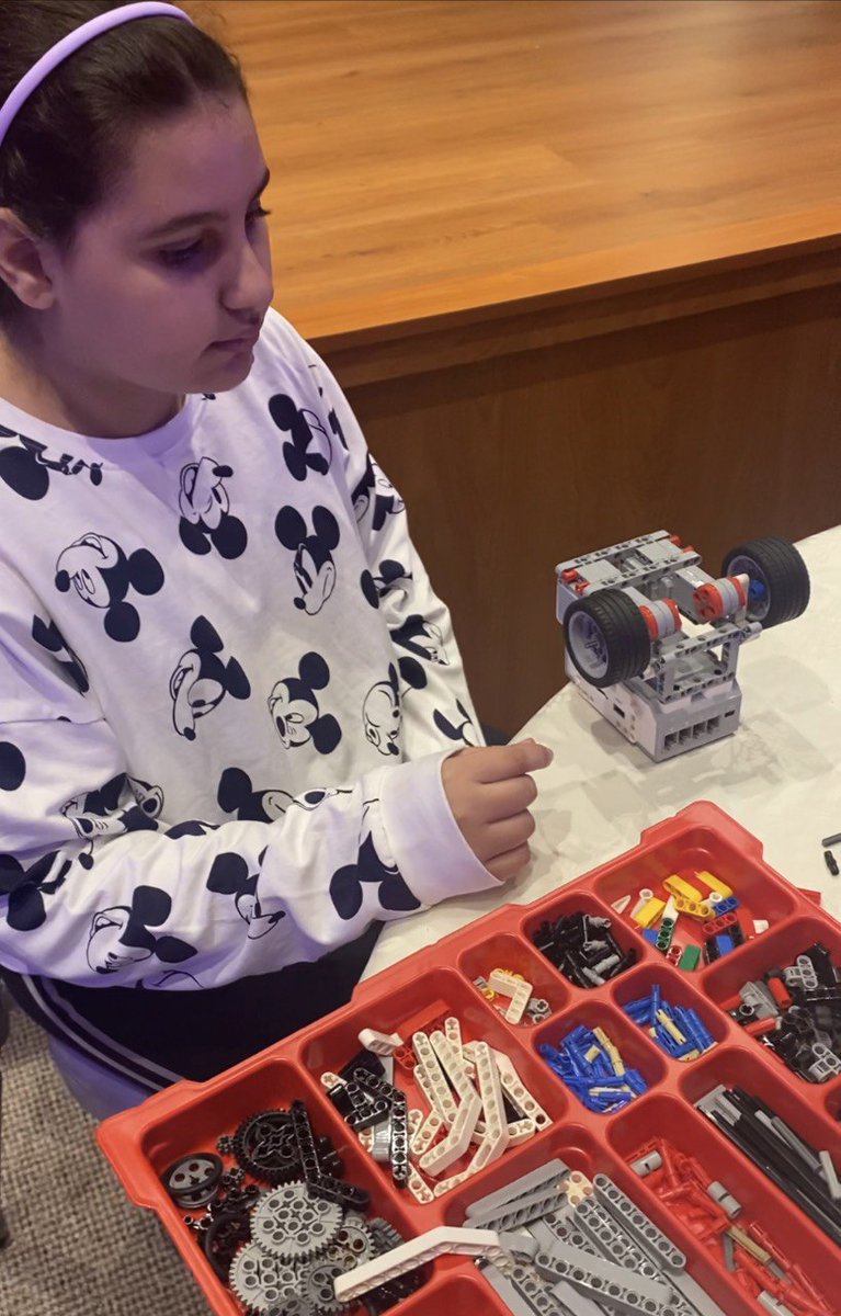 kag08311's tweet photo. قمنا بجمع المعلومات والاحصائيات 📑
والان سنبدأ بتصميم شكل الروبوت 🤖
برأيكم كيف سيكون شكله ؟
@kagschool https://t.co/FgGDZEwqsN