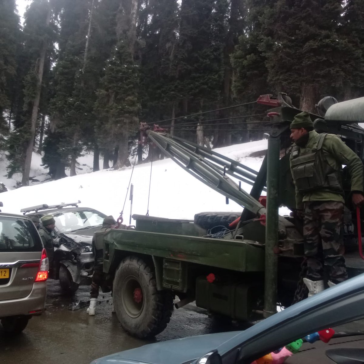 awazebaramulla's tweet photo. *Civil Veh Accident*

Accident took place near *U mode* near #Gulmarg, between #tourist Veh *Innova* and *Scorpio*. 

As per Tradition #IndianArmy rose to the ocassion and saved all passengers. 

#IndianArmyPeoplesArmy @adgpi @ChinarcorpsIA @NorthernComd_IA https://t.co/xT2i9J1IaX