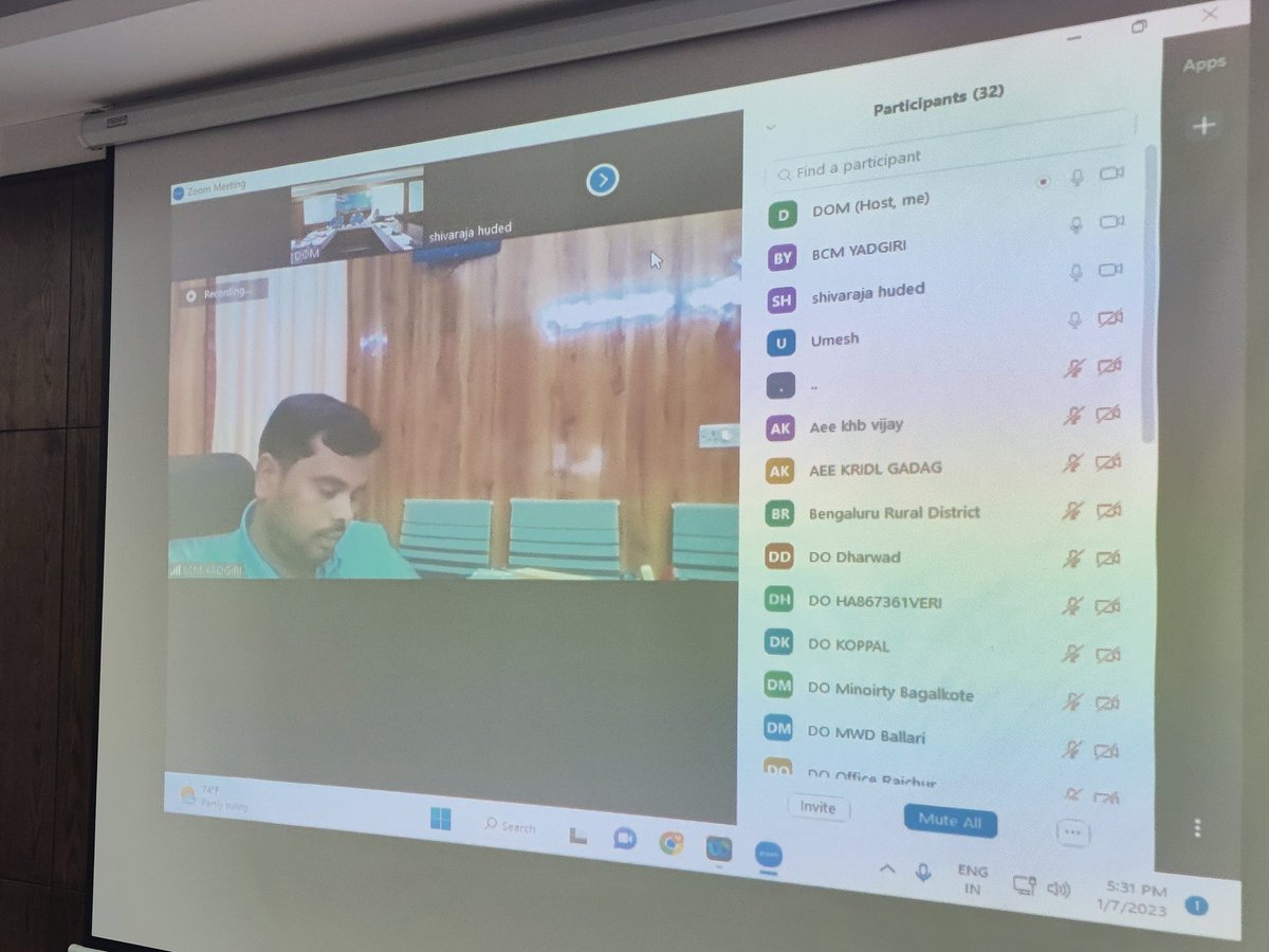 RaghavendraT198's tweet photo. We held a meeting of all district officers and reviewed  the progress of various schemes under @domgok
@sabeer_mulla @Pundaleekmech @AmitBidariR https://t.co/ItKzhjoBXa