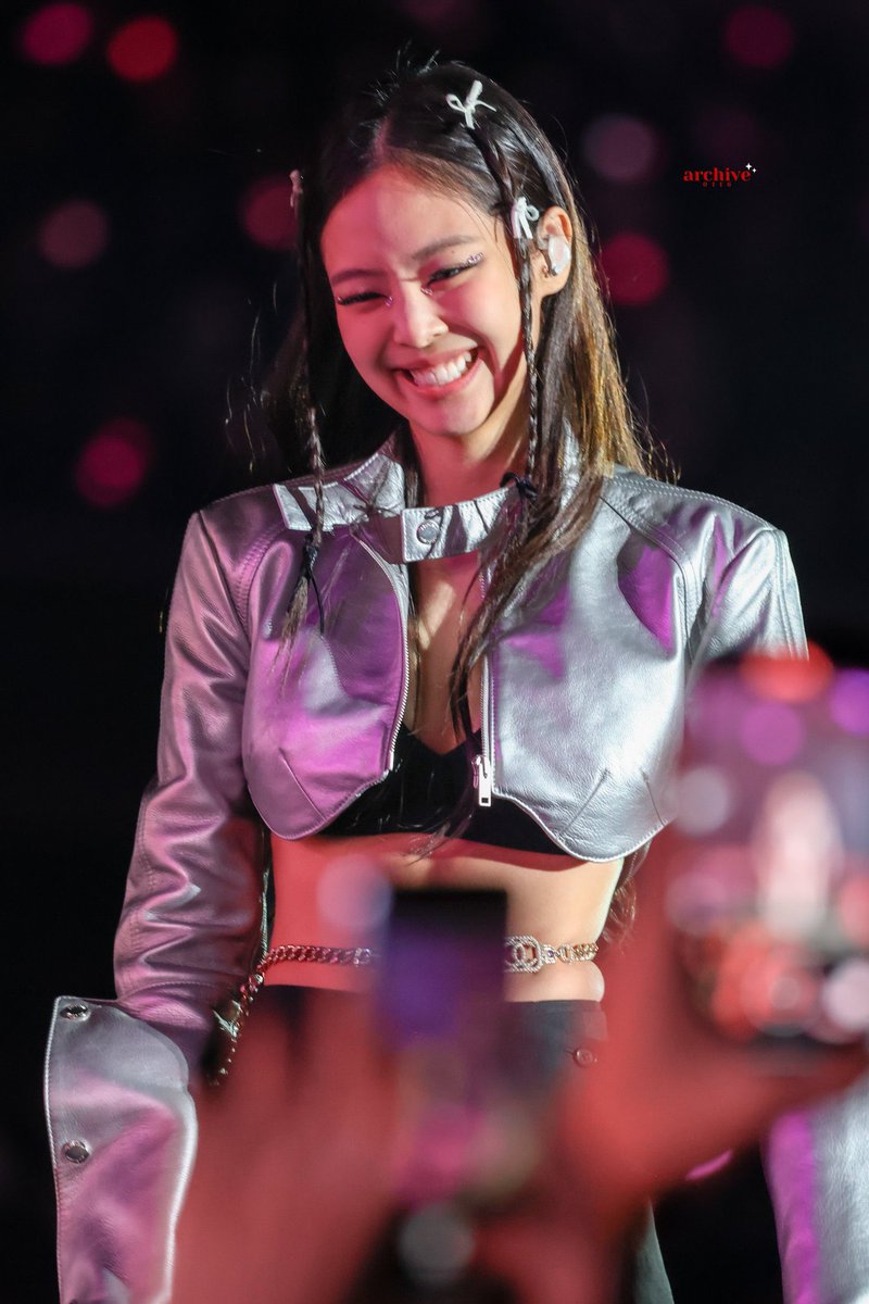 S_pp32's tweet photo. ภาพสวย เจนก็น่ารักอ่ะ #JENNIE #BORNPINKinBANGKOK https://t.co/ew0bLD3Ylb